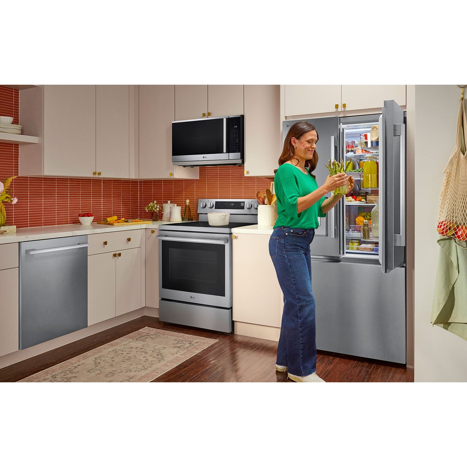 LG 2.1 cu .ft. Over-the-Range Microwave with New Handle and ThinQ® - Image 7