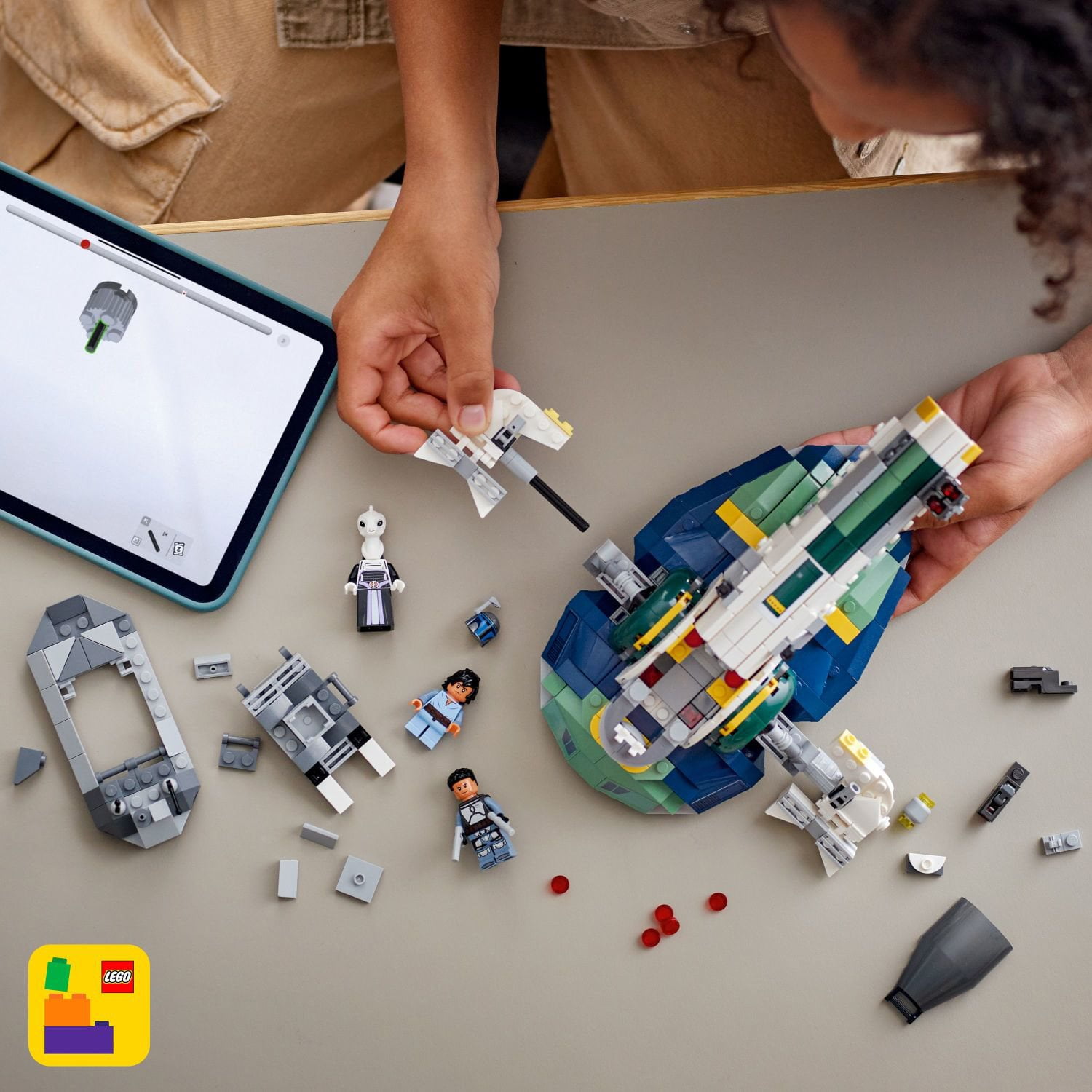 LEGO Star Wars: Attack of the Clones Jango Fett’s Starship Building Set, 707 pc. - Image 6